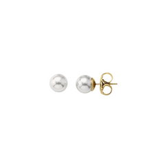 Um par de elegantes brincos de tacha apresentando prata banhada a ródio com pérolas de Murano. As pérolas têm um brilho lustroso, indicativo de alta qualidade de artesanato. Os brincos são fixados com fechos de borboleta em tom de ouro, proporcionando um contraste sutil com a prata e complementando o design geral.