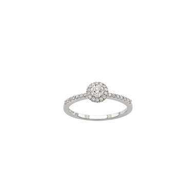 imagem de anel em ouro branco decorado com um diamante central, rodeado de diamantes e aro decorado com diamantes mais pequenos