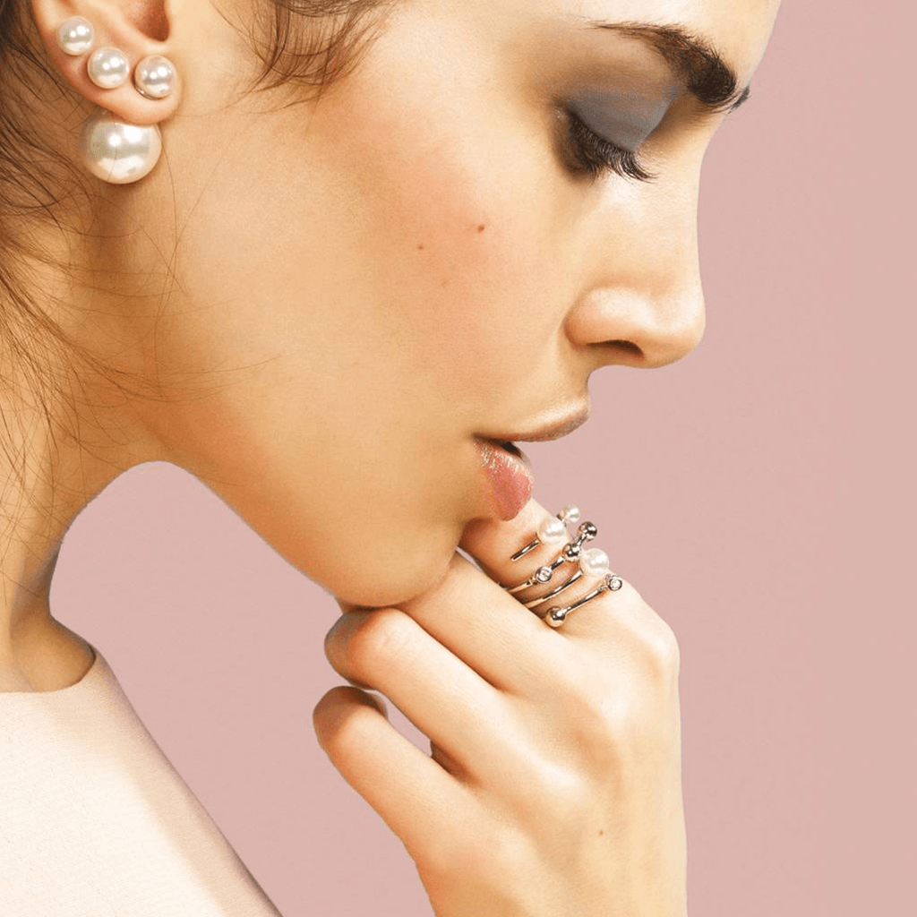 Mão senhora com Anel Majorica Planet prateado com 4 voltas, duas pérolas murano brancas, duas zircónias embutidas e três bolas, espalhadas aleatóriamente pelas voltas do anel