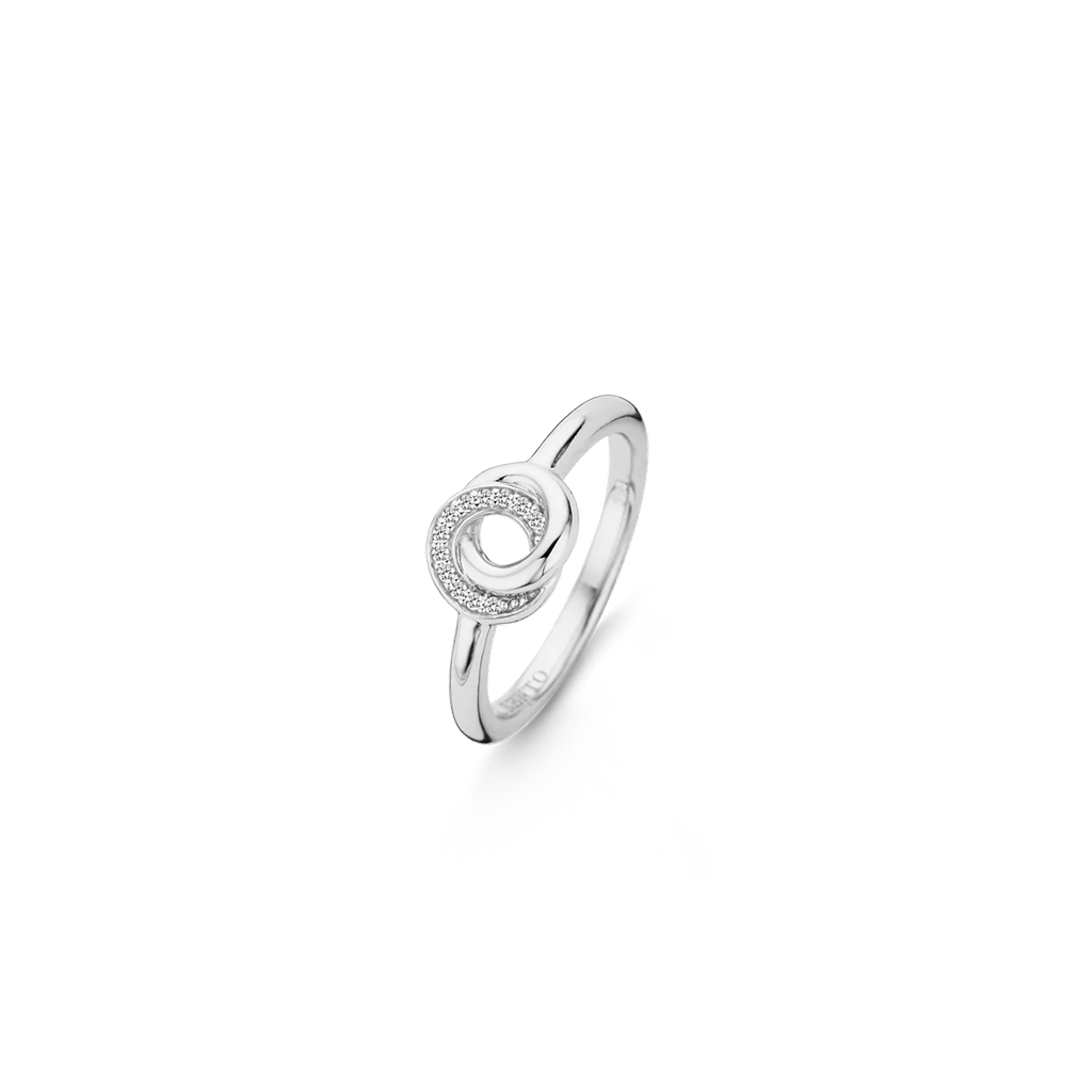 Imagem de um anel de prata de lei 925 banhado a ródio, apresentando um design circular com zircónias. O anel tem uma aparência elegante e moderna, com as zircánias adicionando um toque de brilho ao motivo central em espiral que fica no topo da banda. A imagem destaca o acabamento prateado reflexivo do anel e a configuração precisa das pequenas zircônias de corte redondo que realçam sua elegância.
