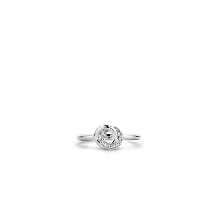 Imagemde vista superior de de um anel de prata de lei 925 banhado a ródio, apresentando um design circular com zircónias. O anel tem uma aparência elegante e moderna, com as zircánias adicionando um toque de brilho ao motivo central em espiral que fica no topo da banda. A imagem destaca o acabamento prateado reflexivo do anel e a configuração precisa das pequenas zircônias de corte redondo que realçam sua elegância