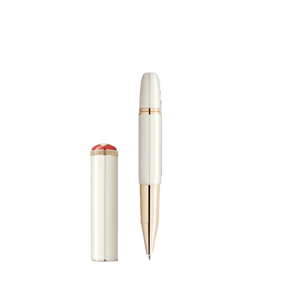 Uma caneta de resina com um barril e tampa brancos, acentuada com detalhes em ouro e um topo vermelho. A tampa está desencaixada e colocada à esquerda da caneta, mostrando a ponta de ouro. O fundo é simples e de cor clara, destacando o design elegante da caneta.