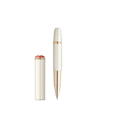 Uma caneta de resina com um barril e tampa brancos, acentuada com detalhes em ouro e um topo vermelho. A tampa está desencaixada e colocada à esquerda da caneta, mostrando a ponta de ouro. O fundo é simples e de cor clara, destacando o design elegante da caneta.