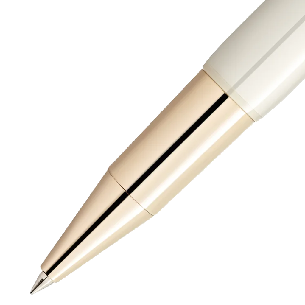 Close-up de uma caneta de resina com um design elegante. A caneta tem um acabamento brilhante e apresenta uma combinação de cores creme e dourado metálico, separadas por uma linha preta fina onde a tampa encontra o corpo. A ponta da caneta é de cor prata, indicando que provavelmente é uma caneta esferográfica