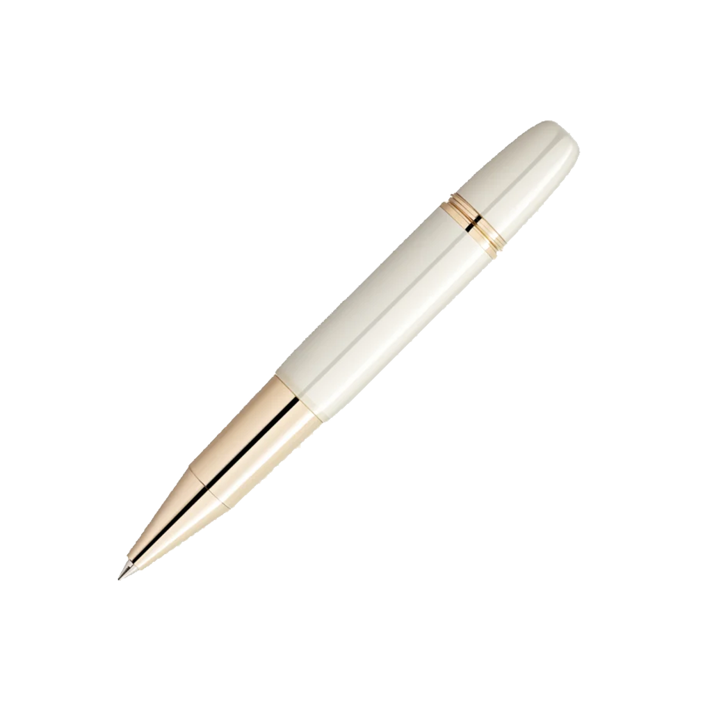 Uma caneta de resina de cor creme com detalhes em dourado na ponta, clipe e banda central, colocada contra um fundo simples
