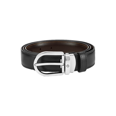 Cinto de couro Montblanc com acabamento liso preto no exterior e interior castanho. A fivela é metálica prateada com um único pino e o nome da marca Montblanc gravado no passador. O cinto está enrolado, mostrando as cores do exterior e do interior, destacando seu design elegante e a qualidade do artesanato