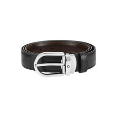 Cinto de couro Montblanc com acabamento liso preto no exterior e interior castanho. A fivela é metálica prateada com um único pino e o nome da marca Montblanc gravado no passador. O cinto está enrolado, mostrando as cores do exterior e do interior, destacando seu design elegante e a qualidade do artesanato