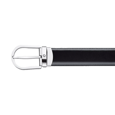 Cinto de couro Montblanc com uma fivela metálica prateada e elegante, com fecho de pino. A correia é preta com costuras visíveis nas bordas, sugerindo um artesanato de alta qualidade. O design é simples, mas elegante, típico da linha de acessórios de luxo da Montblanc.
