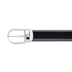 Cinto de couro Montblanc com uma fivela metálica prateada e elegante, com fecho de pino. A correia é preta com costuras visíveis nas bordas, sugerindo um artesanato de alta qualidade. O design é simples, mas elegante, típico da linha de acessórios de luxo da Montblanc.