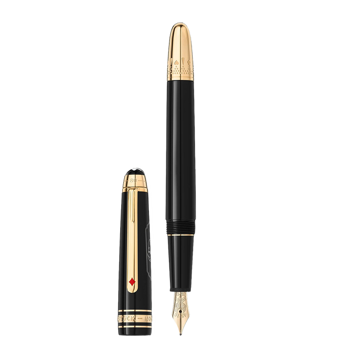 Uma caneta de tinteiro em resina preta com detalhes em ouro e uma pena que parece ser feita de ouro. A tampa, que está desencaixada e colocada acima da caneta, tem um clipe dourado com um recorte em forma de coração. O corpo da caneta afina em direção à ponta de escrita, que não está tampada, revelando o design intrincado na pena