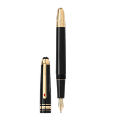 Uma caneta de tinteiro em resina preta com detalhes em ouro e uma pena que parece ser feita de ouro. A tampa, que está desencaixada e colocada acima da caneta, tem um clipe dourado com um recorte em forma de coração. O corpo da caneta afina em direção à ponta de escrita, que não está tampada, revelando o design intrincado na pena