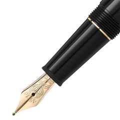 Close-up de uma caneta de tinteiro em resina preta com uma pena banhada a ouro. A pena é intricadamente desenhada com gravações e as iniciais da marca. A tampa da caneta tem uma faixa dourada na parte inferior, indicando um toque de elegância e luxo no design