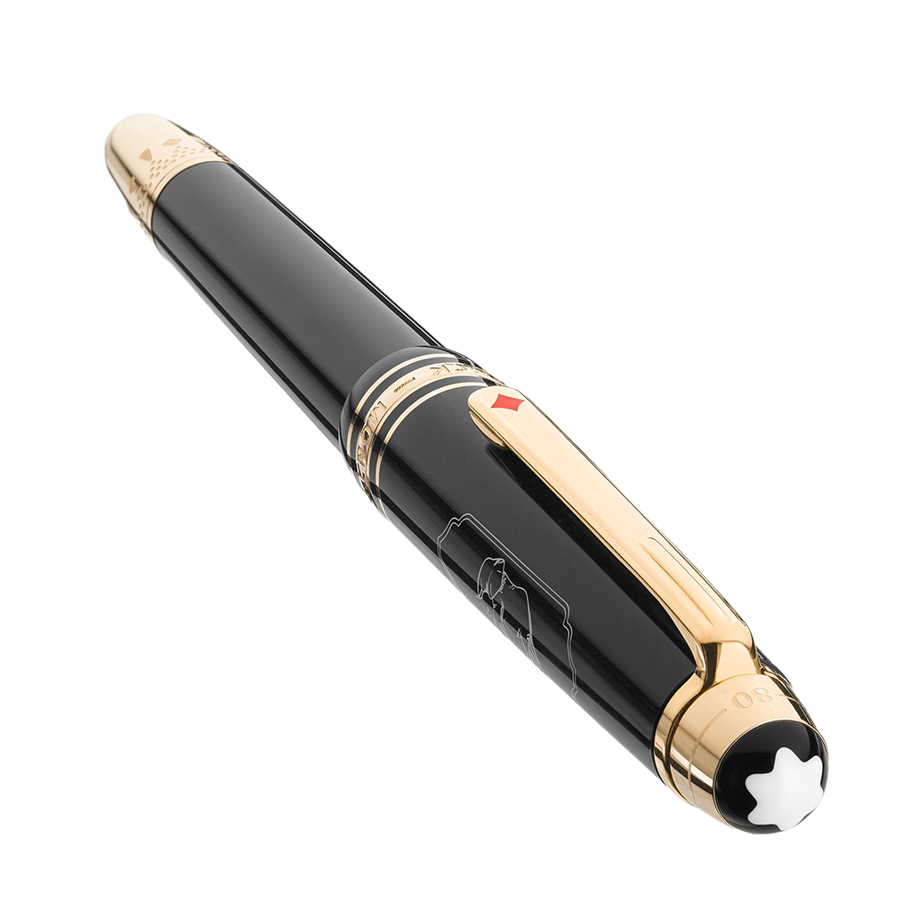 Uma caneta de tinteiro elegante feita de resina preta com detalhes em ouro e prata. A tampa apresenta um clipe dourado e uma faixa prateada gravada com detalhes intrincados. A seção da pena, não totalmente visível, sugere um acabamento em ouro, complementando o design luxuoso da caneta. A estética geral sugere elegância e um estilo clássico de instrumento de escrita.