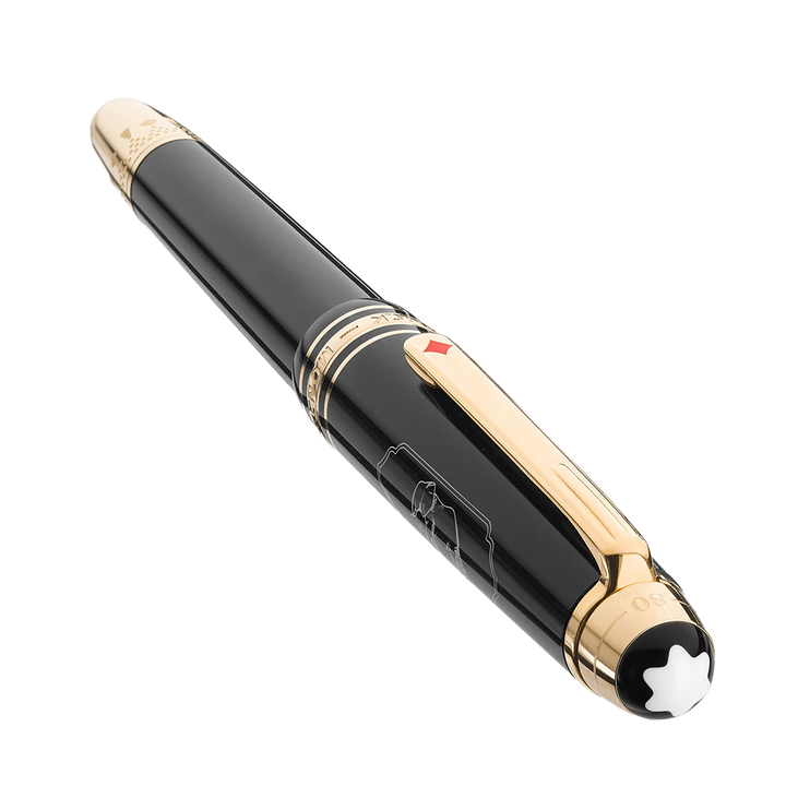 Uma caneta de tinteiro elegante feita de resina preta com detalhes em ouro e prata. A tampa apresenta um clipe dourado e uma faixa prateada gravada com detalhes intrincados. A seção da pena, não totalmente visível, sugere um acabamento em ouro, complementando o design luxuoso da caneta. A estética geral sugere elegância e um estilo clássico de instrumento de escrita.