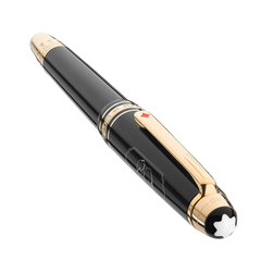 Uma caneta de tinteiro elegante feita de resina preta com detalhes em ouro e prata. A tampa apresenta um clipe dourado e uma faixa prateada gravada com detalhes intrincados. A seção da pena, não totalmente visível, sugere um acabamento em ouro, complementando o design luxuoso da caneta. A estética geral sugere elegância e um estilo clássico de instrumento de escrita.