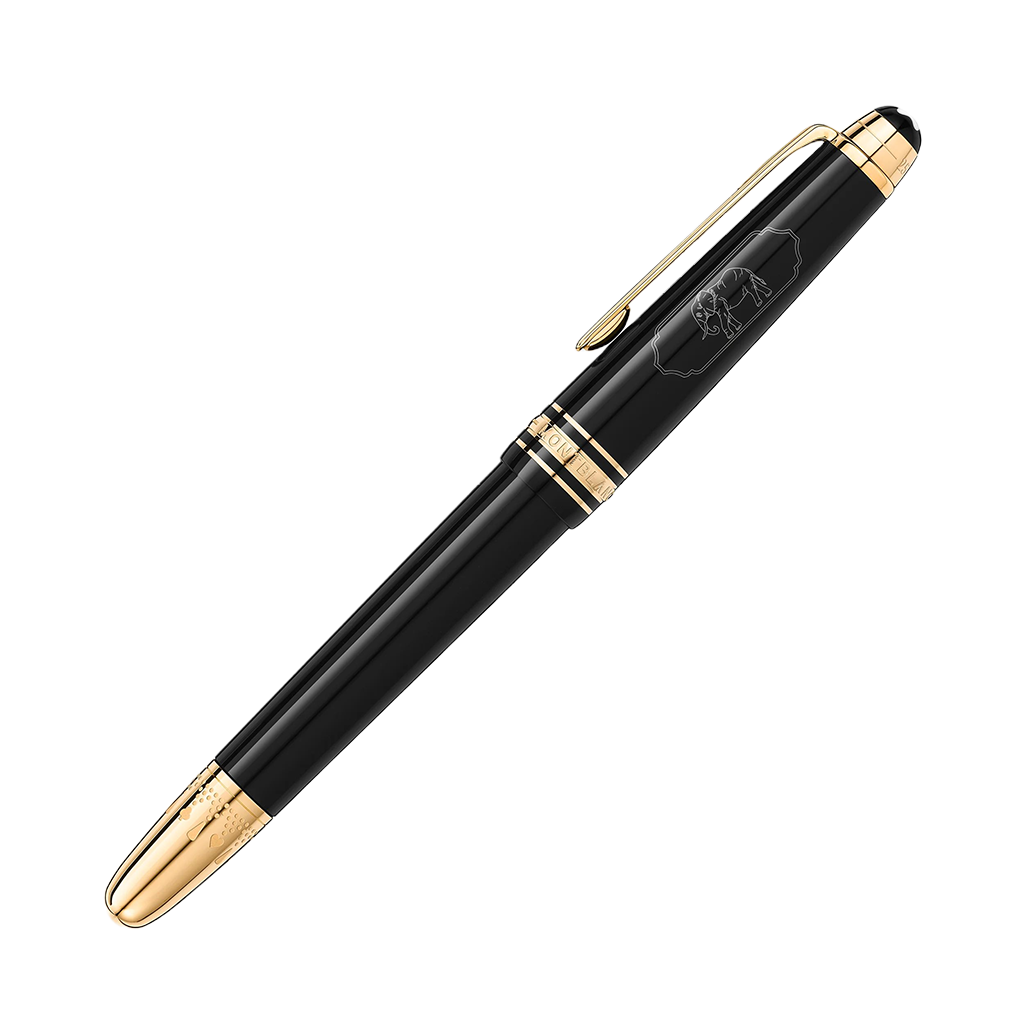Caneta de tinteiro em resina com acabamento preto brilhante e detalhes em dourado. A tampa apresenta um clipe dourado e uma faixa decorativa, também em dourado, exibindo uma gravação intrincada. A parte inferior da caneta mostra um design afunilado com uma ponta dourada. A estética geral sugere elegância e sofisticação, comumente associadas a instrumentos de escrita profissionais ou formais.