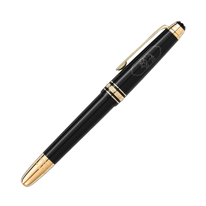 Caneta de tinteiro em resina com acabamento preto brilhante e detalhes em dourado. A tampa apresenta um clipe dourado e uma faixa decorativa, também em dourado, exibindo uma gravação intrincada. A parte inferior da caneta mostra um design afunilado com uma ponta dourada. A estética geral sugere elegância e sofisticação, comumente associadas a instrumentos de escrita profissionais ou formais.
