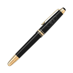 Caneta de tinteiro em resina com acabamento preto brilhante e detalhes em dourado. A tampa apresenta um clipe dourado e uma faixa decorativa, também em dourado, exibindo uma gravação intrincada. A parte inferior da caneta mostra um design afunilado com uma ponta dourada. A estética geral sugere elegância e sofisticação, comumente associadas a instrumentos de escrita profissionais ou formais.