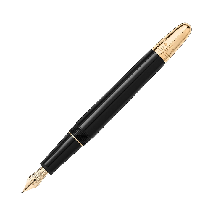Caneta de tinteiro elegante feita de resina preta com acabamento brilhante. A tampa e a base da caneta apresentam detalhes em dourado, proporcionando um contraste elegante com o corpo preto. A pena da caneta também é dourada e parece ser finamente trabalhada com desenhos intrincados, sugerindo que pode ser um instrumento de escrita de alta qualidade.