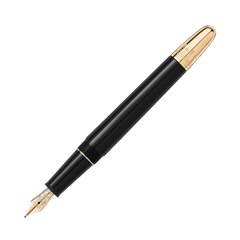 Caneta de tinteiro elegante feita de resina preta com acabamento brilhante. A tampa e a base da caneta apresentam detalhes em dourado, proporcionando um contraste elegante com o corpo preto. A pena da caneta também é dourada e parece ser finamente trabalhada com desenhos intrincados, sugerindo que pode ser um instrumento de escrita de alta qualidade.