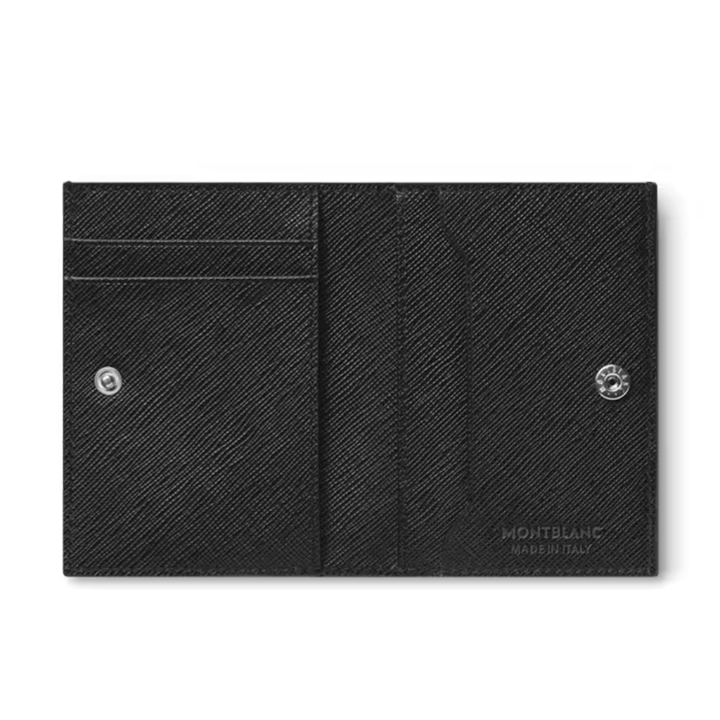 Carteira de couro Montblanc, feita na Itália, aberta seu interior de couro texturizado preto com detalhes de costura visíveis. No lado esquerdo, há dois compartimentos para cartões e um bolso maior abaixo deles, protegido por um botão de pressão prateado. O lado direito apresenta três compartimentos adicionais para cartões com o logotipo da Montblanc em relevo no canto inferior direito.