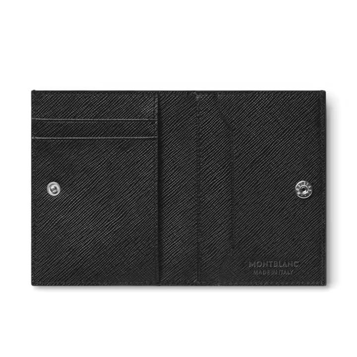 Carteira de couro Montblanc, feita na Itália, aberta seu interior de couro texturizado preto com detalhes de costura visíveis. No lado esquerdo, há dois compartimentos para cartões e um bolso maior abaixo deles, protegido por um botão de pressão prateado. O lado direito apresenta três compartimentos adicionais para cartões com o logotipo da Montblanc em relevo no canto inferior direito.