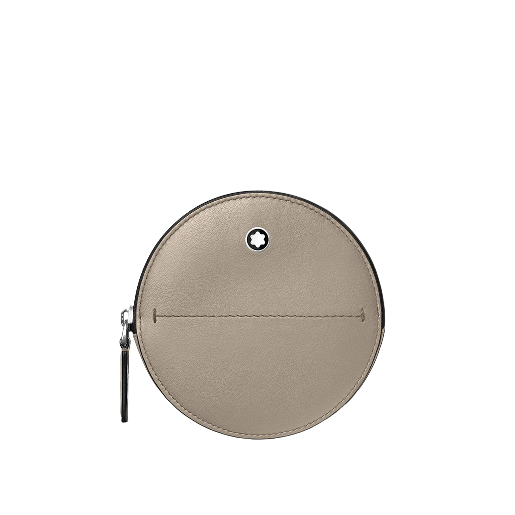 Uma bolsa redonda de couro bege com zíper prateado e um pequeno logotipo circular no centro. A bolsa tem uma linha de costura visível que a divide em duas metades ligeiramente assimétricas. 