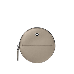 Uma bolsa redonda de couro bege com zíper prateado e um pequeno logotipo circular no centro. A bolsa tem uma linha de costura visível que a divide em duas metades ligeiramente assimétricas. 