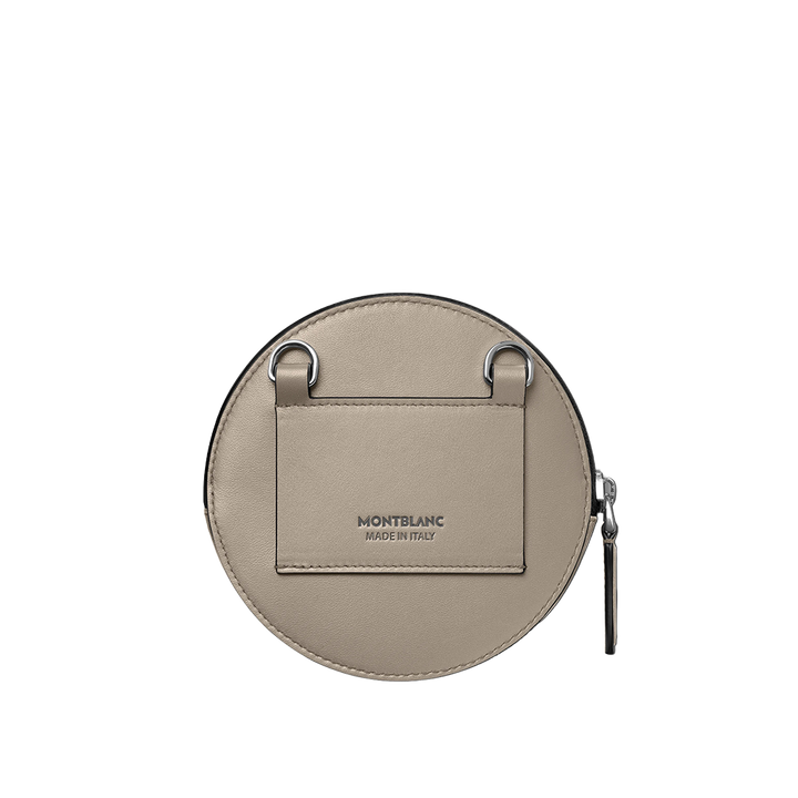 Imagem de uma bolsa redonda bege da Montblanc com zíper prateado e uma pequena etiqueta de couro retangular na frente que diz ‘MONTBLANC MADE IN ITALY’. A bolsa tem dois aros prateados no topo, sugerindo que pode ser presa a algo.