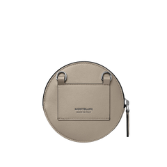 Imagem de uma bolsa redonda bege da Montblanc com zíper prateado e uma pequena etiqueta de couro retangular na frente que diz ‘MONTBLANC MADE IN ITALY’. A bolsa tem dois aros prateados no topo, sugerindo que pode ser presa a algo.
