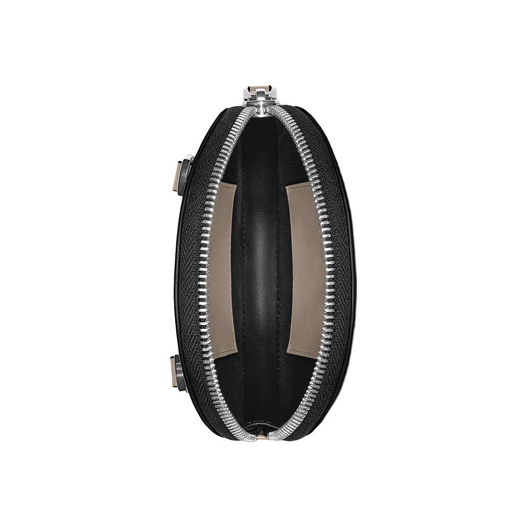 Imagem em close-up de um estojo rígido oval preto com um zíper prateado parcialmente aberto, revelando o interior preto. O estojo parece robusto e compacto, adequado para armazenar pequenos itens como óculos ou eletrônicos. O fundo é completamente branco, destacando o design e as características do estojo.