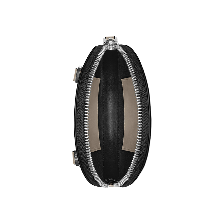 Imagem em close-up de um estojo rígido oval preto com um zíper prateado parcialmente aberto, revelando o interior preto. O estojo parece robusto e compacto, adequado para armazenar pequenos itens como óculos ou eletrônicos. O fundo é completamente branco, destacando o design e as características do estojo.