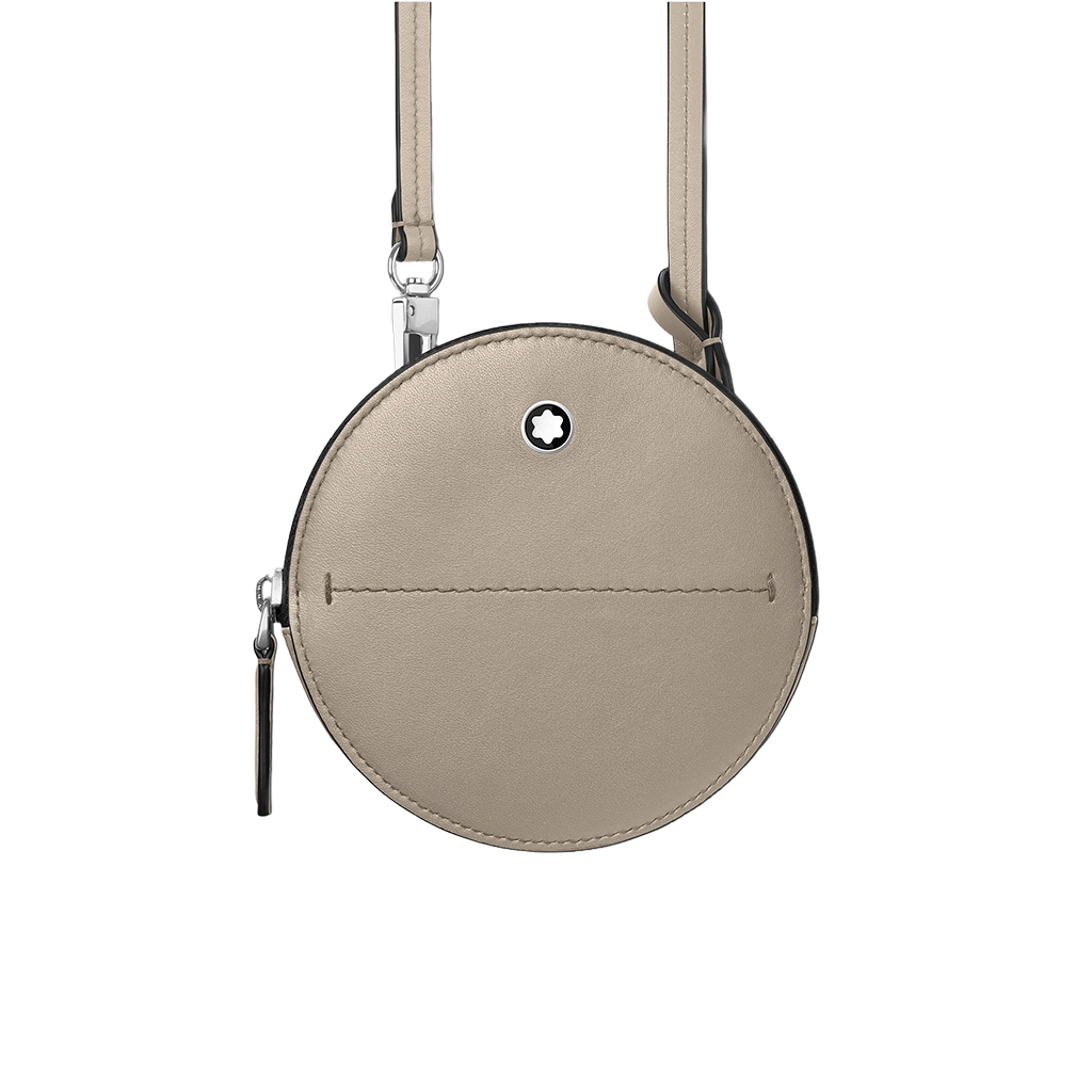 Uma bolsa redonda bege com zíper prateado e um pequeno logotipo circular preto no centro. A bolsa tem uma costura visível ao longo do meio e está presa a uma alça ajustável da mesma cor. O fundo é branco, destacando o design e a cor da bolsa