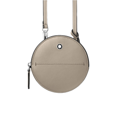 Uma bolsa redonda bege com zíper prateado e um pequeno logotipo circular preto no centro. A bolsa tem uma costura visível ao longo do meio e está presa a uma alça ajustável da mesma cor. O fundo é branco, destacando o design e a cor da bolsa