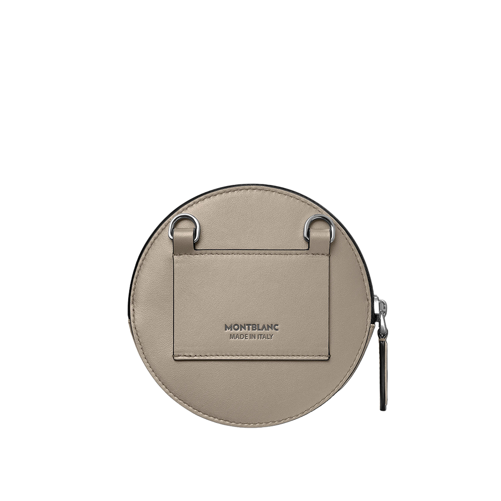 Imagem de uma bolsa redonda bege da Montblanc com zíper prateado e uma pequena etiqueta de couro retangular na frente que diz ‘MONTBLANC MADE IN ITALY’. A bolsa tem dois aros prateados no topo, sugerindo que pode ser presa a algo.