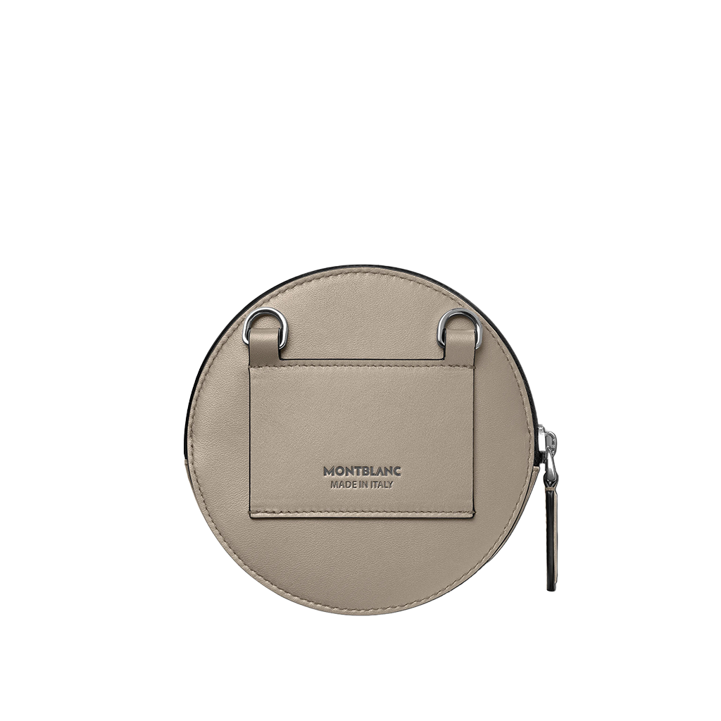 Imagem de uma bolsa redonda bege da Montblanc com zíper prateado e uma pequena etiqueta de couro retangular na frente que diz ‘MONTBLANC MADE IN ITALY’. A bolsa tem dois aros prateados no topo, sugerindo que pode ser presa a algo.