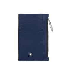 Uma carteira de couro da Montblanc na cor azul profundo, apresentando vários compartimentos para cartões na frente com um padrão em relevo distinto. A carteira tem um fecho prateado no lado direito e é adornada com o emblemático emblema da Montblanc no centro inferior. O fundo é branco puro, destacando o design e a cor da carteira.