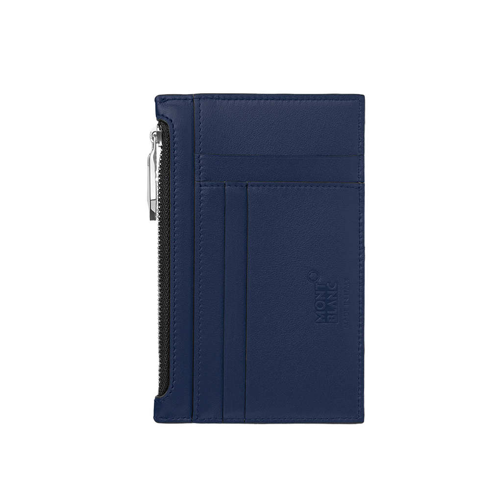 Uma carteira de couro da Montblanc na cor azul profundo. A carteira tem uma orientação vertical com vários compartimentos para cartões visíveis na frente. Há um logotipo da Montblanc em relevo perto do canto inferior direito. No lado esquerdo, há um fecho prateado que parece correr ao longo da borda da carteira, sugerindo um compartimento separado para moedas ou outros itens
