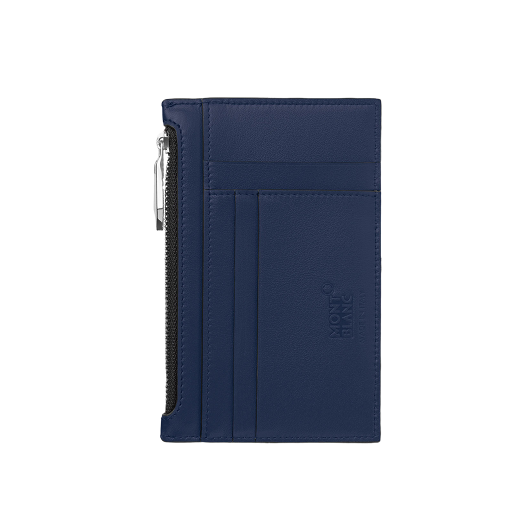Uma carteira de couro da Montblanc na cor azul profundo. A carteira tem uma orientação vertical com vários compartimentos para cartões visíveis na frente. Há um logotipo da Montblanc em relevo perto do canto inferior direito. No lado esquerdo, há um fecho prateado que parece correr ao longo da borda da carteira, sugerindo um compartimento separado para moedas ou outros itens