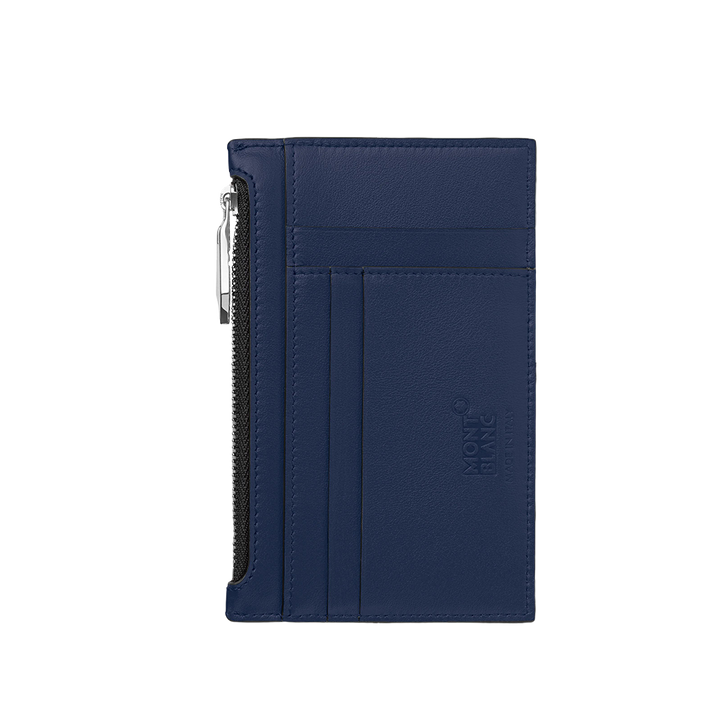 Uma carteira de couro da Montblanc na cor azul profundo. A carteira tem uma orientação vertical com vários compartimentos para cartões visíveis na frente. Há um logotipo da Montblanc em relevo perto do canto inferior direito. No lado esquerdo, há um fecho prateado que parece correr ao longo da borda da carteira, sugerindo um compartimento separado para moedas ou outros itens