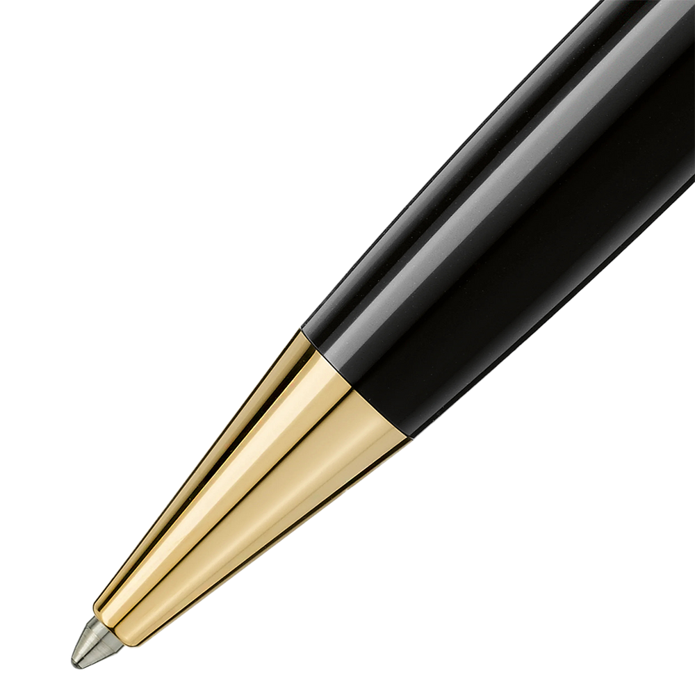 Imagem em close-up de uma esferográfica de resina da Montblanc, destacando seu design elegante e o contraste entre o corpo de resina preta brilhante e a ponta e o clipe em cor de ouro. Esta imagem é relevante para aqueles interessados em instrumentos de escrita de alta qualidade ou considerando a compra de uma caneta de luxo.
