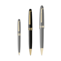 Imagem exibindo três esferográficas de resina da Montblanc, cada uma mostrada de um ângulo diferente para destacar vários recursos de design. As canetas têm um corpo preto brilhante e elegante com detalhes em ouro ou prata no clipe, ponta e banda central. O emblemático emblema da Montblanc é visível no topo da tampa. Esses instrumentos de escrita são interessantes por seu design clássico e a reputação da marca por artesanato de alta qualidade