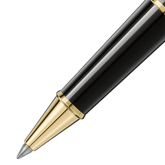 Uma caneta de resina Montblanc com um barril preto brilhante e um acabamento em tom de ouro contrastante. A tampa da caneta parece estar removida, revelando o bico em tom de ouro que tem um tom prateado na ponta, indicando onde faz contato com a superfície de escrita. O design é elegante e sofisticado, típico dos instrumentos de escrita luxuosos da Montblanc