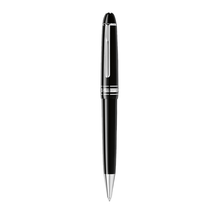 Imagem de uma caneta de resina Montblanc, apresentando um elegante barril preto com um acabamento brilhante. A tampa tem um clipe e uma banda prateados, gravados com o nome da marca Montblanc. A ponta e a extremidade da caneta também são acentuadas com detalhes prateados, dando-lhe uma aparência elegante e profissional.
