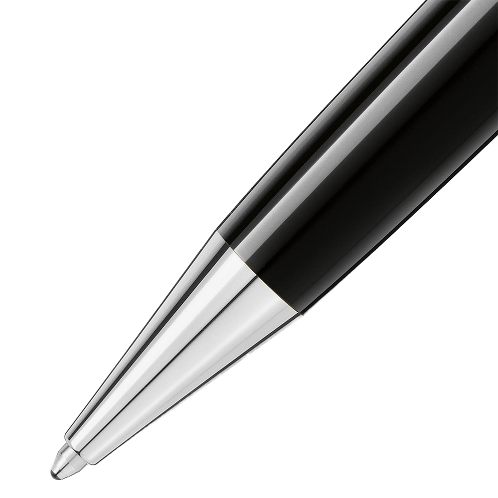 Imagem em close-up de uma caneta de resina Montblanc, exibindo seu elegante barril preto com um acabamento brilhante. A caneta apresenta uma ponta e um clipe em tom de prata, indicativos da atenção da marca aos detalhes e ao design de luxo. O contraste entre a resina preta e os elementos metálicos destaca a elegância deste instrumento de escrita
