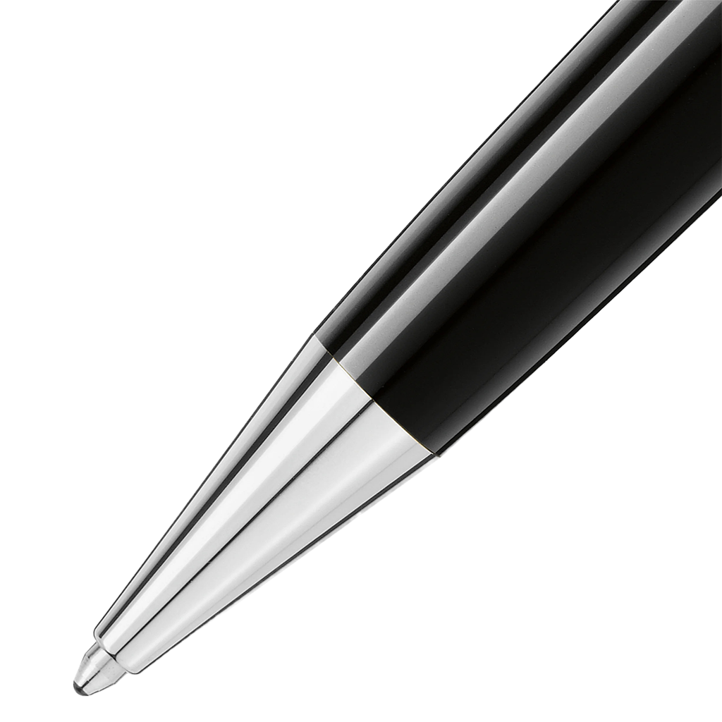Imagem em close-up de uma caneta de resina Montblanc, exibindo seu elegante barril preto com um acabamento brilhante. A caneta apresenta uma ponta e um clipe em tom de prata, indicativos da atenção da marca aos detalhes e ao design de luxo. O contraste entre a resina preta e os elementos metálicos destaca a elegância deste instrumento de escrita