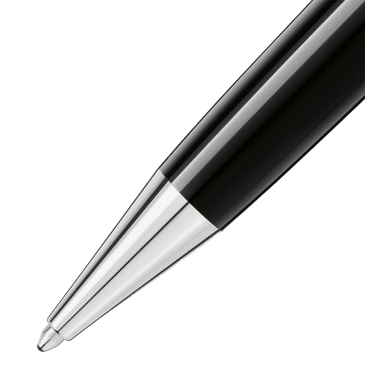 Imagem em close-up de uma caneta de resina Montblanc, exibindo seu elegante barril preto com um acabamento brilhante. A caneta apresenta uma ponta e um clipe em tom de prata, indicativos da atenção da marca aos detalhes e ao design de luxo. O contraste entre a resina preta e os elementos metálicos destaca a elegância deste instrumento de escrita