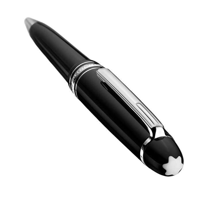 Uma caneta de resina Montblanc, apresentando um elegante barril preto com um acabamento de alto brilho. A tampa é adornada com um clipe e anéis prateados, e o icônico emblema de estrela branca é visível no topo. O design reflete elegância e um estilo clássico associado à marca Montblanc