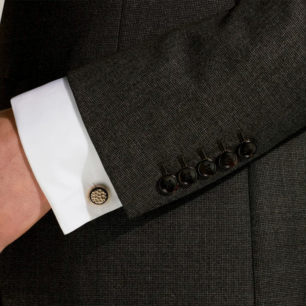 Botões de Punho Masters of Art Homage to Gustav Klimt numa camisa branca de homem