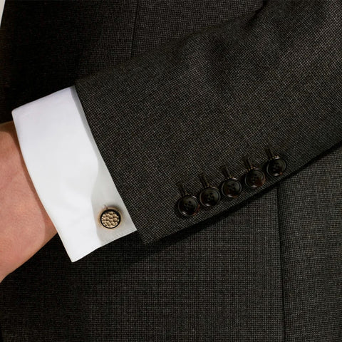 Botões de Punho Masters of Art Homage to Gustav Klimt numa camisa branca de homem